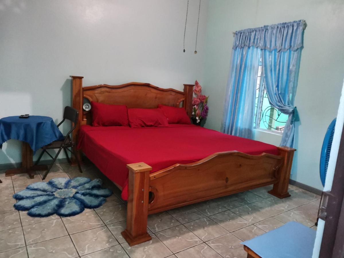 Cabinas Mitchaelle'S Puerto Viejo de Talamanca ภายนอก รูปภาพ
