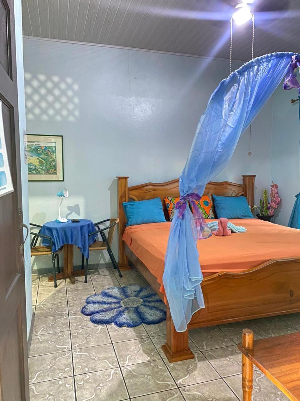 Cabinas Mitchaelle'S Puerto Viejo de Talamanca ภายนอก รูปภาพ